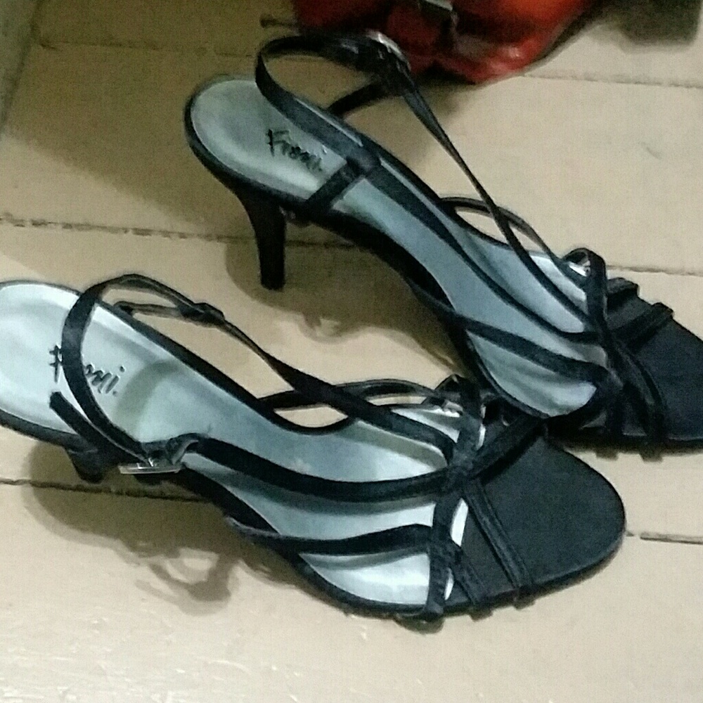 7.5 Cute GUC black strappy heels